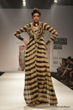 Model walk the ramp for Malini Ramani Show at Wills Lifestyle India Fashion Week 2012 day 4 on 9th Oct 2012 (117).JPG